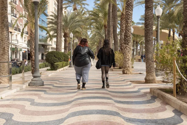 Una Chica Con Problemas Obesidad Camina Con Amigo Por Ciudad Fotos De Stock Sin Royalties Gratis
