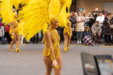 İspanya 'daki karnaval, Torrevieja şehri, 12 Şubat 2023, insanlar karnavalda yürüyor. Yüksek kalite fotoğraf