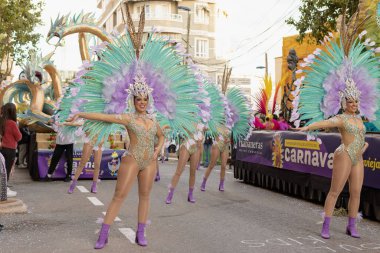 İspanya 'daki karnaval, Torrevieja şehri, 12 Şubat 2023, insanlar karnavalda yürüyor. Yüksek kalite fotoğraf