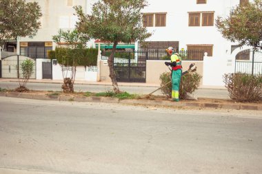 Bir erkek sabahları sokakları temizler. Orada çalışma konsepti yazıtlar için bir yerdir. Yüksek kalite fotoğraf