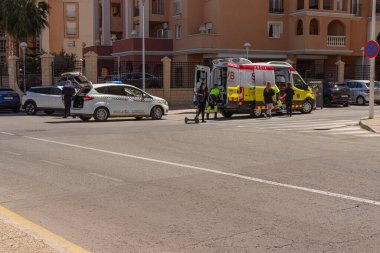 İspanya, Torrevieja 28 Mayıs 2023, yolda bir ambulans yolda bir kıza araba çarpmış. Yüksek kalite fotoğraf