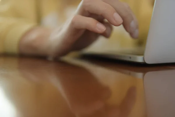 Eine Frau Benutzt Einen Laptop Eine Nahaufnahme Auf Ihren Händen — Stockfoto