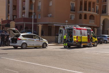 28 Mayıs 2023 'te İspanya, Torrevieja' da yolda bir adamı yere seren ambulans yolda yaralanan bir kişiyi aldı. Yüksek kalite fotoğraf