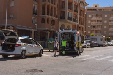 İspanya, Torrevieja 28 Mayıs 2023, yolda bir ambulans yolda bir araba çarpmış, İspanya 'da deniz kenarında bir tatil köyü. Yüksek kalite fotoğraf