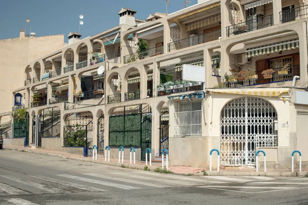 Muitas Casas Brilhantes Close Uma Cidade Resort Espanha Foto Alta — Fotografia de Stock