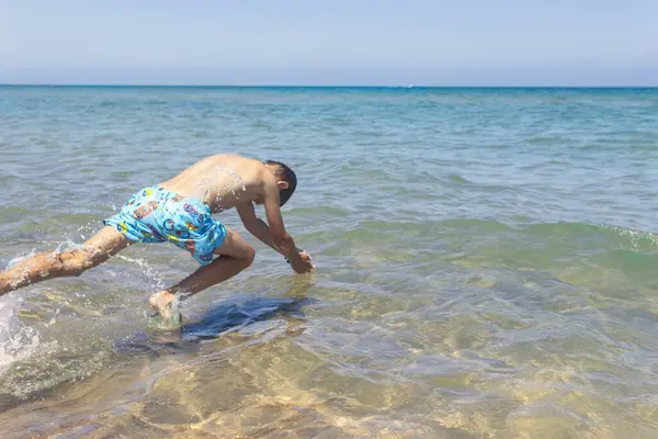 Glücklicher Junge Schwimmt Und Taucht Unter Wasser Aktive Gesunde Lebensweise — Stockfoto