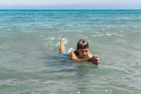 海でヨーロッパの外観の少年は泳ぐことを学びます 夏休みの概念 子供と碑文 夏の風景のための場所があります 高品質の写真 — ストック写真
