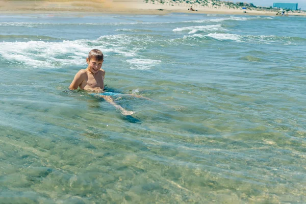Glücklicher Junge Schwimmt Und Taucht Unter Wasser Aktiver Gesunder Lebensstil — Stockfoto