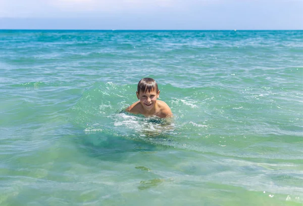 Glücklicher Junge Schwimmt Und Taucht Unter Wasser Aktive Gesunde Lebensweise — Stockfoto