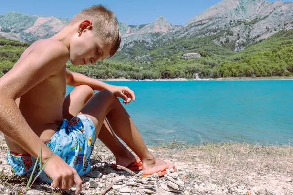 山と湖の背景に子供がいる美しい山の風景 高品質の写真 — ストック写真
