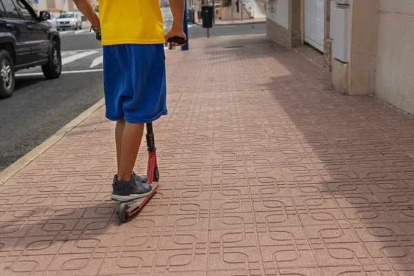 Uma Criança Roupas Casuais Monta Uma Scooter Rua Com Costas — Fotografia de Stock