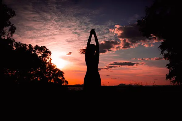 Silhouet Van Een Sportmeisje Een Jurk Bij Zonsondergang Natuur Het — Stockfoto