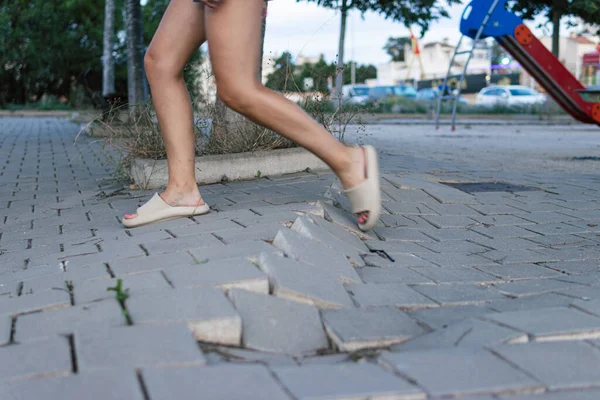 Κοριτσίστικα Πόδια Από Κοντά Κορίτσι Σκόνταψε Μια Παλιά Πλακόστρωτη Πλάκα — Φωτογραφία Αρχείου