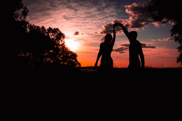 Paare Tanzen Salsa Bei Sonnenuntergang Verliebte Paare Bei Sonnenuntergang Vor — Stockfoto