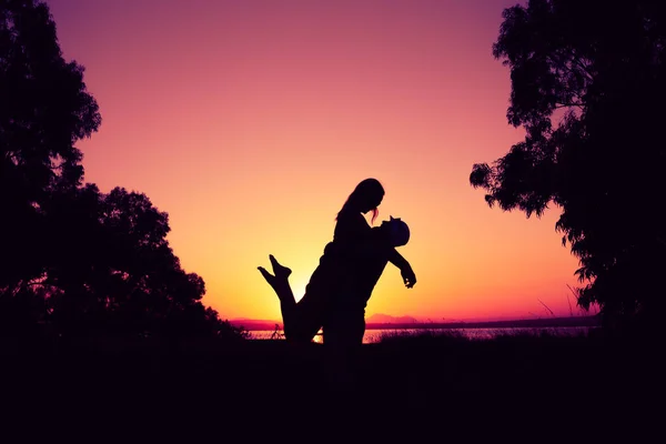Silhouette Eines Verliebten Paares Bei Sonnenuntergang Vor Dem Hintergrund Der — Stockfoto