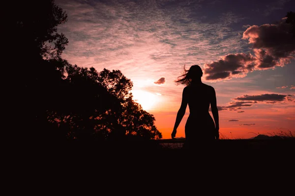 Silhouette Eines Mädchens Kleid Und Hut Bei Sonnenuntergang Park Sieht — Stockfoto