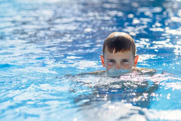 ハッピーボーイは水中で泳ぎ ダイビングする アクティブな健康的なライフスタイル ウォータースポーツ 子供との夏の家族休暇の両親とのアクティビティ 高品質の写真 — ストック写真