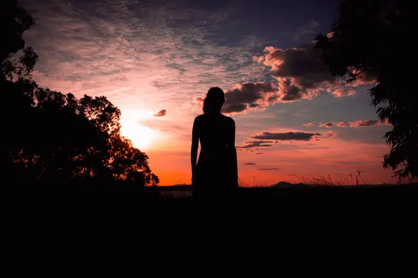 Silhouette Eines Sportlers Einem Kleid Bei Sonnenuntergang Der Natur Das — Stockfoto