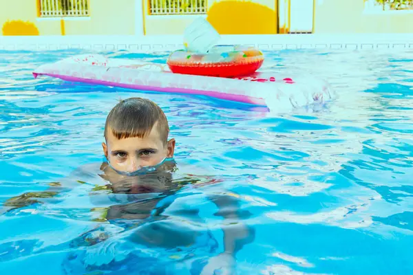 Счастливый Мальчик Плавает Ныряет Водой Активный Здоровый Образ Жизни Водные — стоковое фото