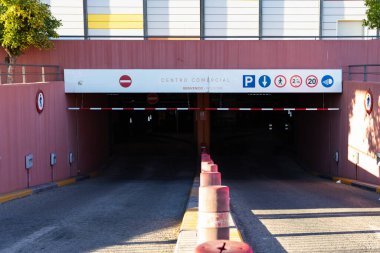 Yeraltı otoparkına girişte yazıtlar için yer var. Yüksek kalite fotoğraf