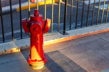Bir itfaiye musluğu, su dolgusu, veya şehir caddesinde Fireck, Red Steel Borusu yangını söndürmek için, şehir yangın söndürme ekipmanı. Yüksek kalite fotoğraf