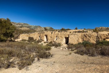 Terk edilmiş çiftlik evi, yeşil çimen ve dağlardan oluşan bir zemine karşı. Yüksek kalite fotoğraf