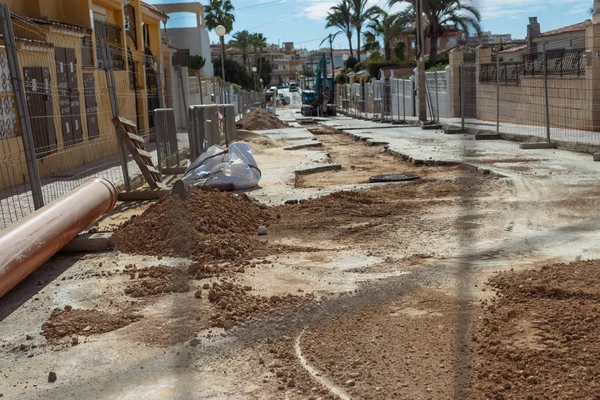 Şehirde sokak tamiri, büyük toprak yığınları ve kırık asfalt, yol onarımı konsepti. Yüksek kalite fotoğraf