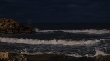 Akşam kıyısı kapanıyor. Sakin okyanus suları sıçrıyor. Küçük mavi deniz dalgalarını kapatın. Soyut doğa seyahati arka planı rahatla. Yüksek kalite 4k görüntü