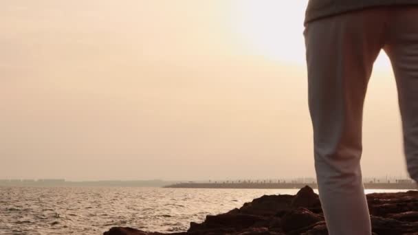 Sırtında Sırt Çantası Olan Spor Giysili Bir Kız Taşların Arasından — Stok video