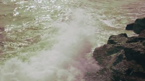 Destruktivní Vzrušující Mořská Bouře Mořské Vlny Narážejí Skály Pobřeží Vytvářejí — Stock video