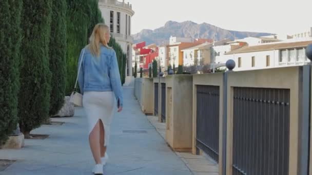 Очаровательная Молодая Женщина Идущая Улице Превращает Улыбающуюся Женщину Идущую Центру — стоковое видео