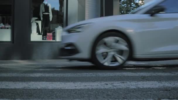 Witte Auto Rijdt Door Een Voetgangersovergang Close Hoge Kwaliteit Fullhd — Stockvideo