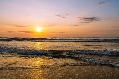 Yazıtlar için güzel bir yer var. Deniz manzarası, fırtına dalgaları, güzel deniz arkaplanı. Yüksek kalite fotoğraf