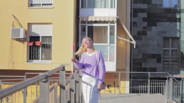 Una Hermosa Joven Con Vestido Blanco Chaqueta Lila Para Calle — Vídeo de stock