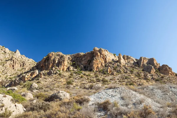 Güzel bir manzara, dağdan şehre manzara, yazıtlar için bir arka plan. Yüksek kalite fotoğraf