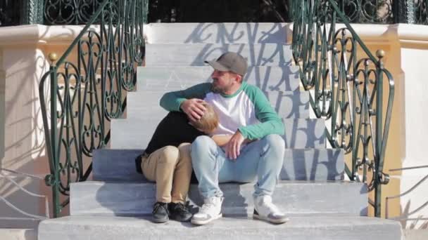 Ein Liebevoller Vater Umarmt Seinen Sohn Tagsüber Zärtlich Einem Park — Stockvideo