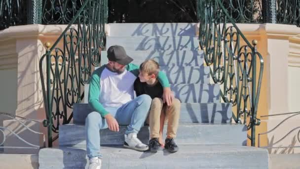Een Liefhebbende Vader Knuffelt Zijn Zoon Teder Een Park Overdag — Stockvideo