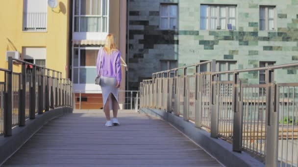 Uma Jovem Encantadora Andando Pela Rua Vira Mulher Sorridente Andando — Vídeo de Stock