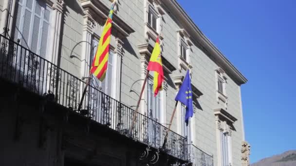 Флаги Валенсии Испании Развевающиеся Балконе Красивого Здания Валенсии Высококачественные Кадры — стоковое видео