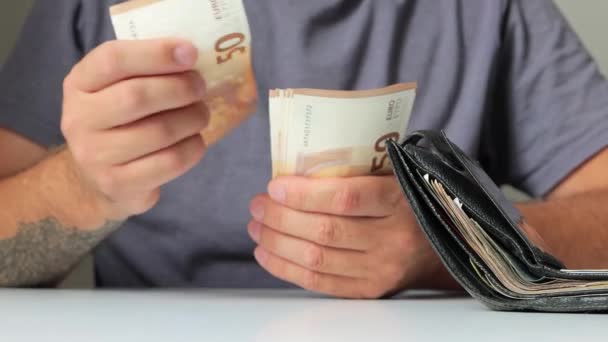 Ein Mann Zählt Euro Scheine Mit Geschlossenen Händen Geschäfts Und — Stockvideo