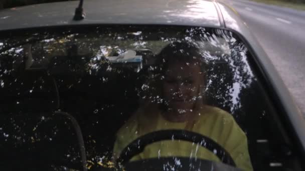 Zdenerwowana Kobieta Siedząca Zepsutym Samochodzie Wściekła Kobieta Prowadząca Samochód Wściekła — Wideo stockowe