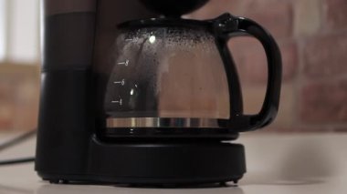 Kahve makinası yakın planda, kahve makinesi mutfakta kahve yapıyor, yakın plan. Yüksek kalite 4k görüntü