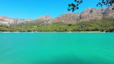 Dağ Gölü 'nün panoramik manzarası, ulusal park. Yüksek kalite 4k görüntü