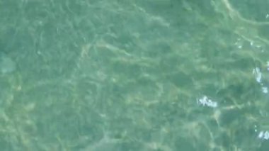Arka plan videosu, turkuaz su yakın çekim, sakin deniz yazıtlar için bir yer var. Yüksek kalite 4k görüntü