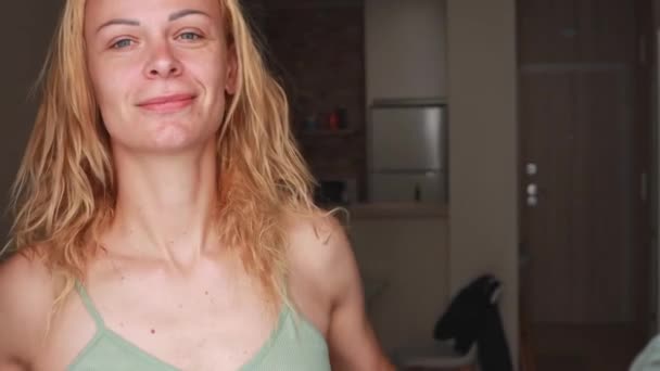 Güneş Işığı Odadaki Kadınların Yüzünü Aydınlatır Kız Pencereyi Açar Içeri — Stok video