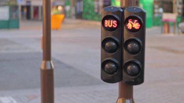 Trafik lambası dur işaretinden yürüyen bir ışığa dönüşüyor. Yüksek kalite 4k görüntü