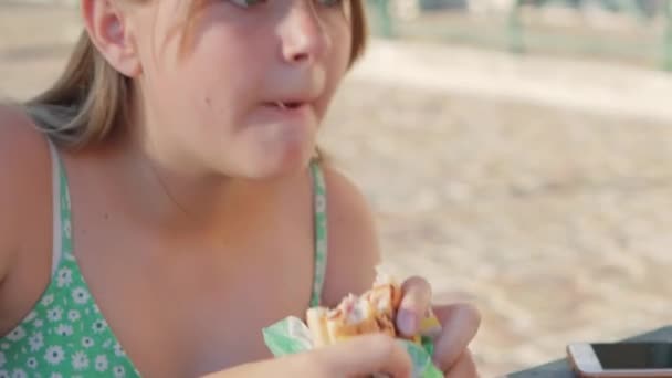 Портрет Девочки Подростка Кушающей Открытом Воздухе Нездоровое Питание Ребенка Фаст — стоковое видео
