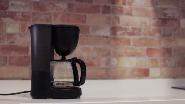 부엌에서 테이블에 메이커의 클로즈업 머신은 부엌에서 커피를 만듭니다 고품질 — 비디오