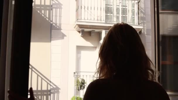 Güneş Işığı Odadaki Kadınların Yüzünü Aydınlatır Kız Pencereyi Açar Içeri — Stok video