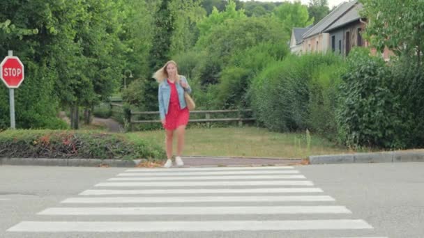 Ein Mädchen Mit Blonden Haaren Rotem Kleid Und Jeansjacke Mit — Stockvideo